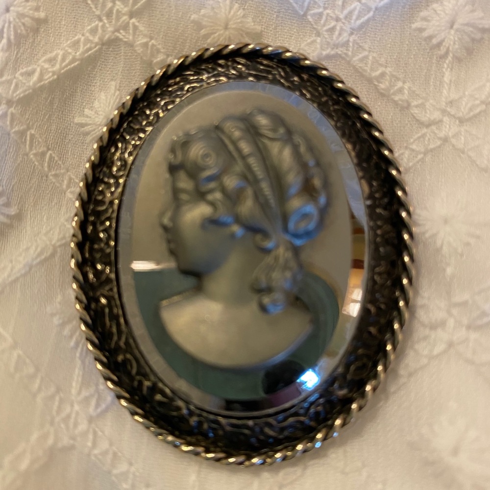 Modern cameo